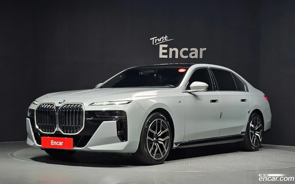 BMW 7 Series 740d xDrive M 2023 — photo 1, buy with delivery to Moscow