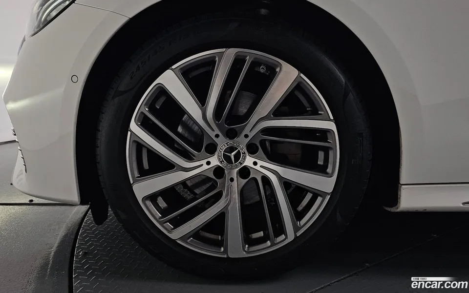 Mercedes-Benz E-Class E220d 4MATIC 2024 — thumbnail 2