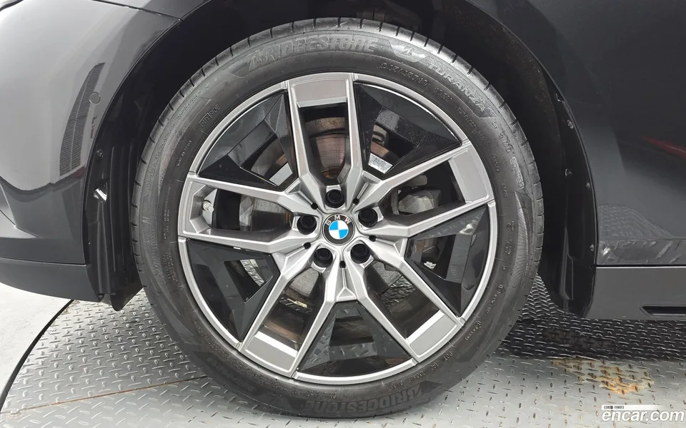 BMW 5 Series 520i 2025 — thumbnail 5