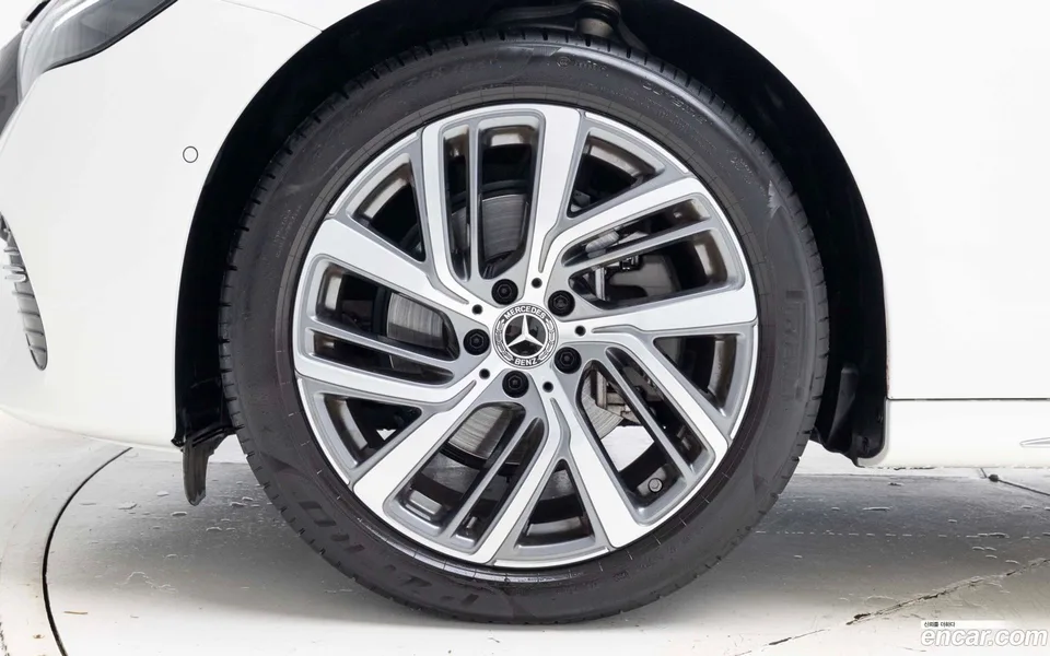 Mercedes-Benz E-Class E220d 4MATIC 2025 — thumbnail 2