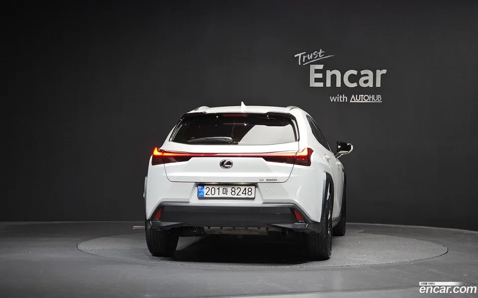 Lexus UX 250h 2.0 2WD 2023 — thumbnail 4