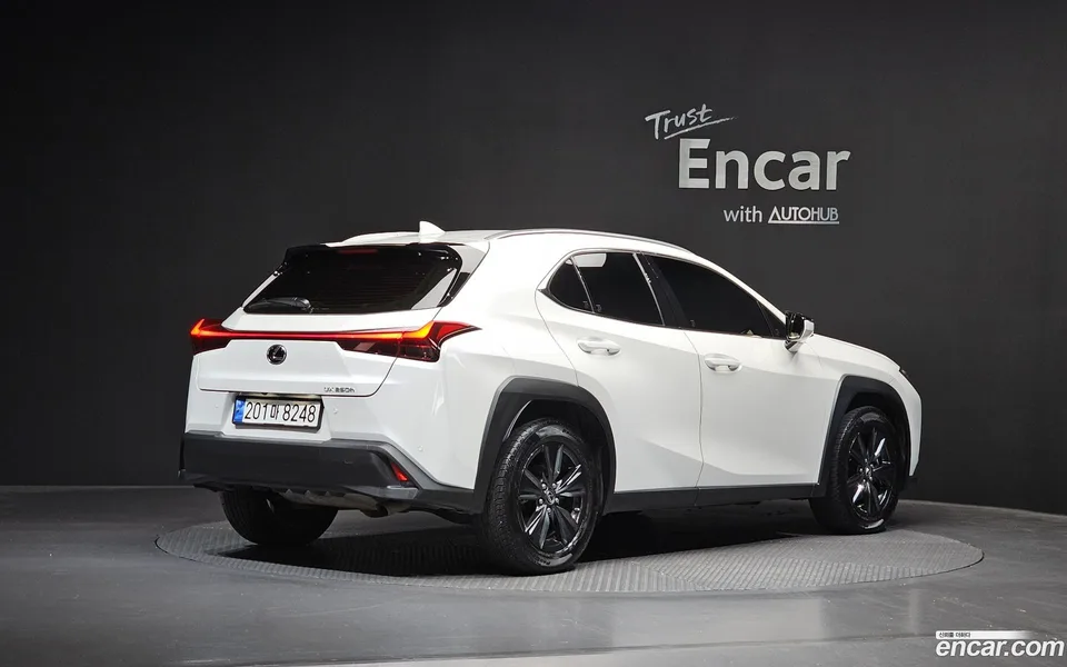 Lexus UX 250h 2.0 2WD 2023 — photo 1, buy with delivery to Moscow