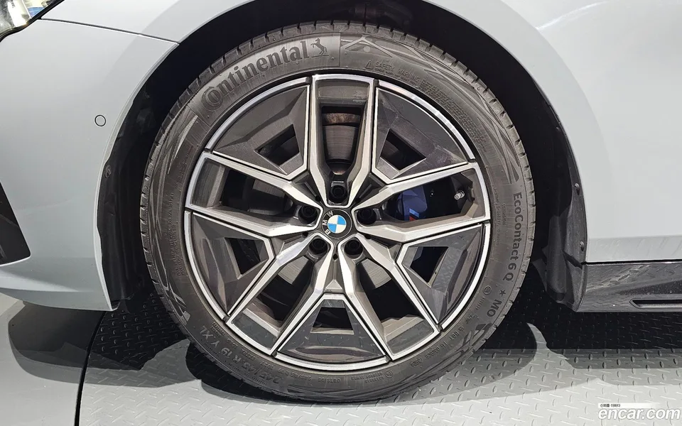 BMW 5 Series 520i M 2025 — thumbnail 2