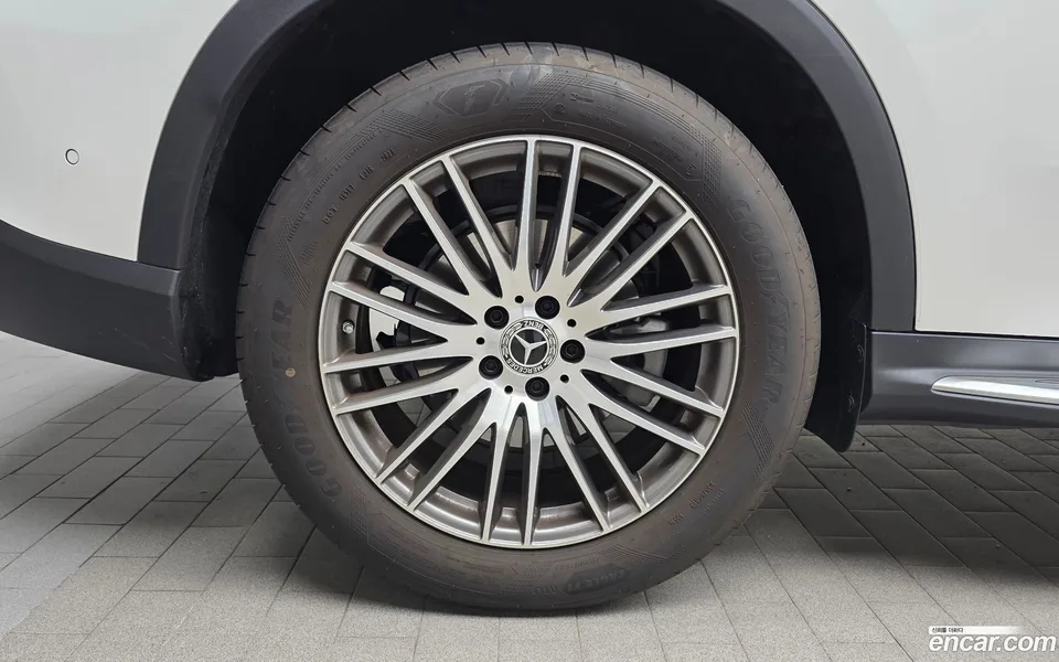 Mercedes-Benz GLC-Class GLC300 4MATIC 2025 — thumbnail 2
