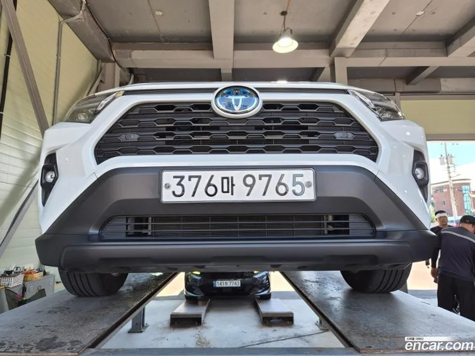 Toyota RAV4 2.5 2WD XLE 2024 — photo 1, buy with delivery to Moscow