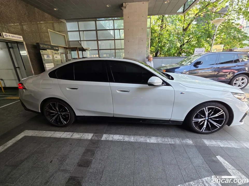 BMW 5 Series 530i xDrive M 2025 — thumbnail 3