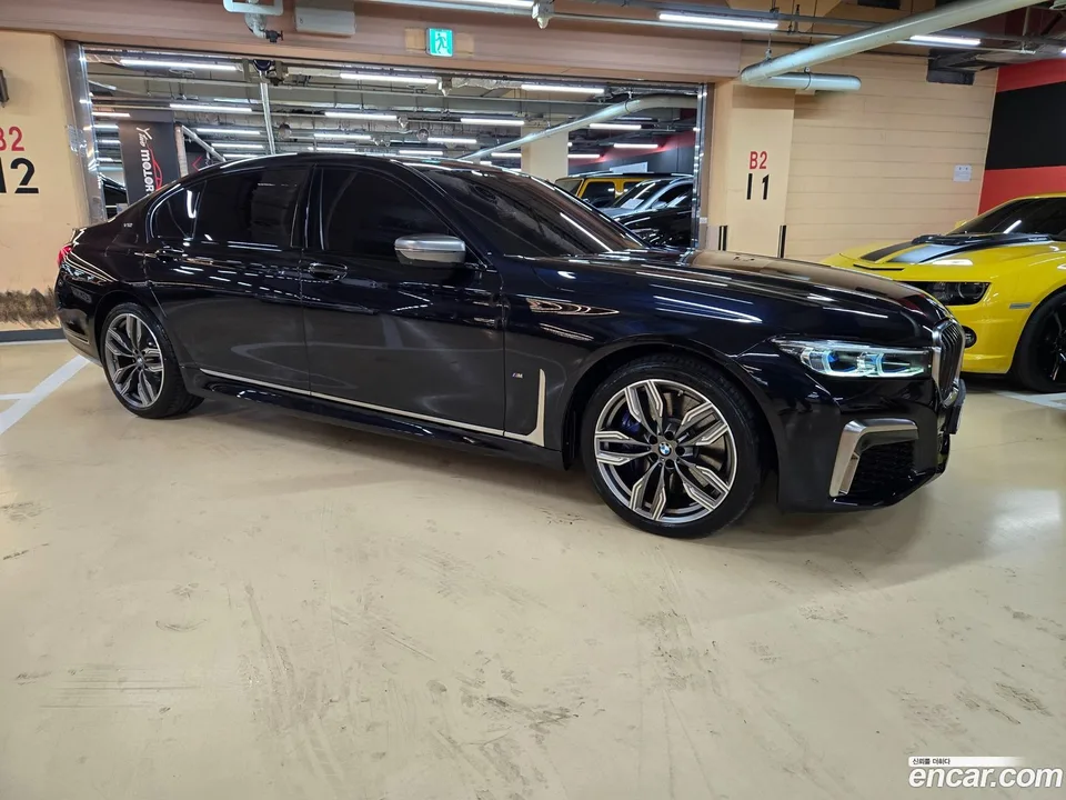 BMW 7 Series M760Li xDrive 2022 — фото 1, купить с доставкой в Москву