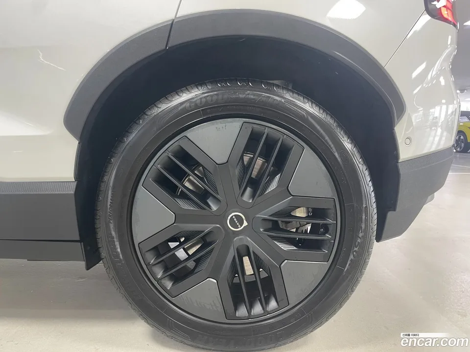 Volvo EX30 Cross Country 2025 — thumbnail 2
