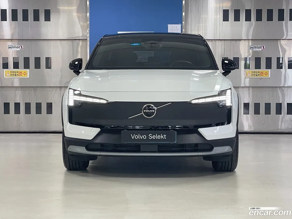 Volvo EX30 Cross Country 2025 — thumbnail 3