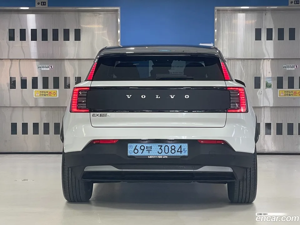 Volvo EX30 Cross Country 2025 — thumbnail 4