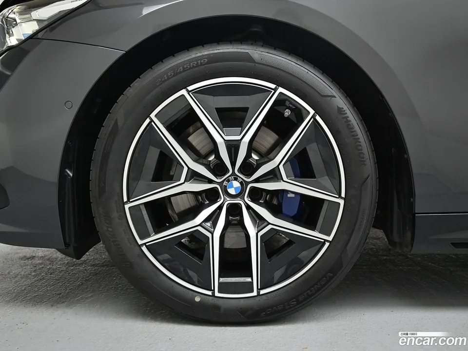 BMW 5 Series 520i M 2025 — thumbnail 2