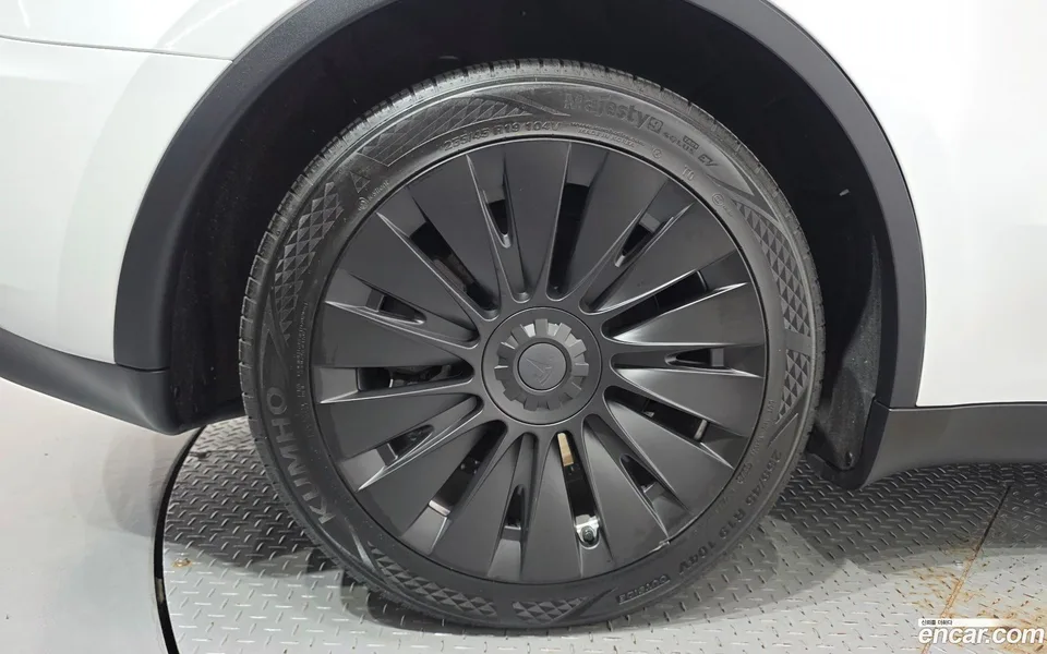 Tesla Model Y RWD 2023 — thumbnail 2