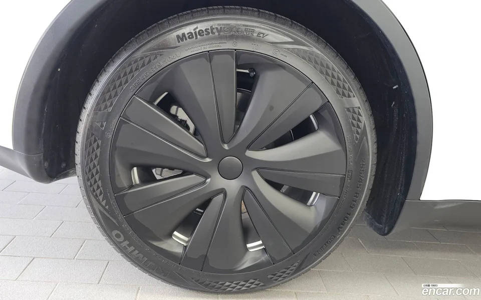 Tesla Model Y RWD 2023 — thumbnail 2