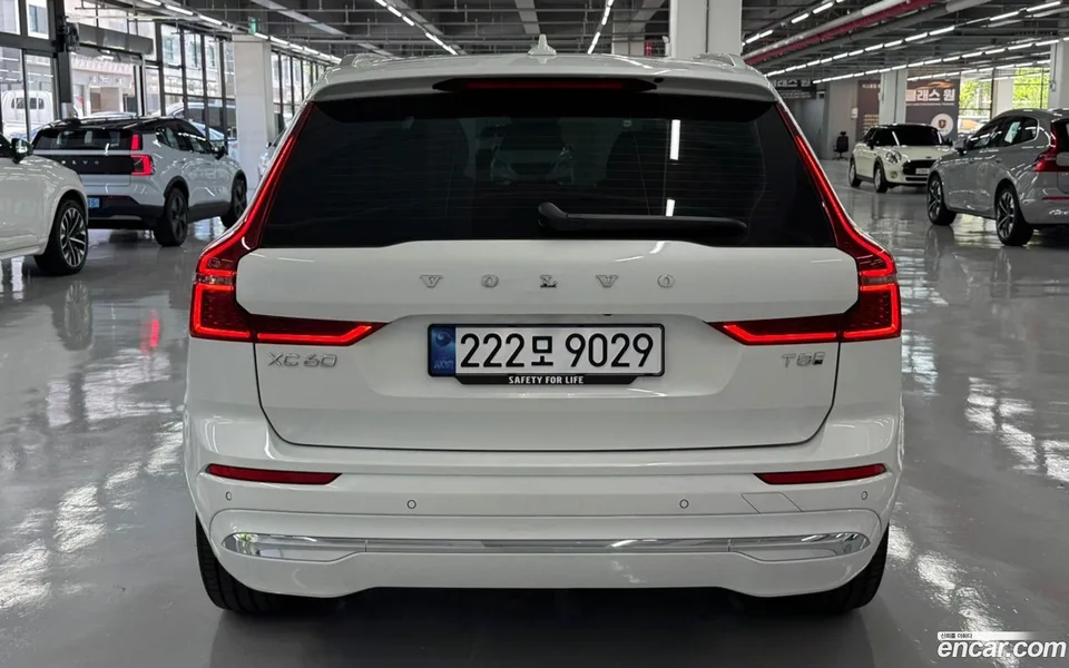 Volvo XC60 T8 2025 — thumbnail 4