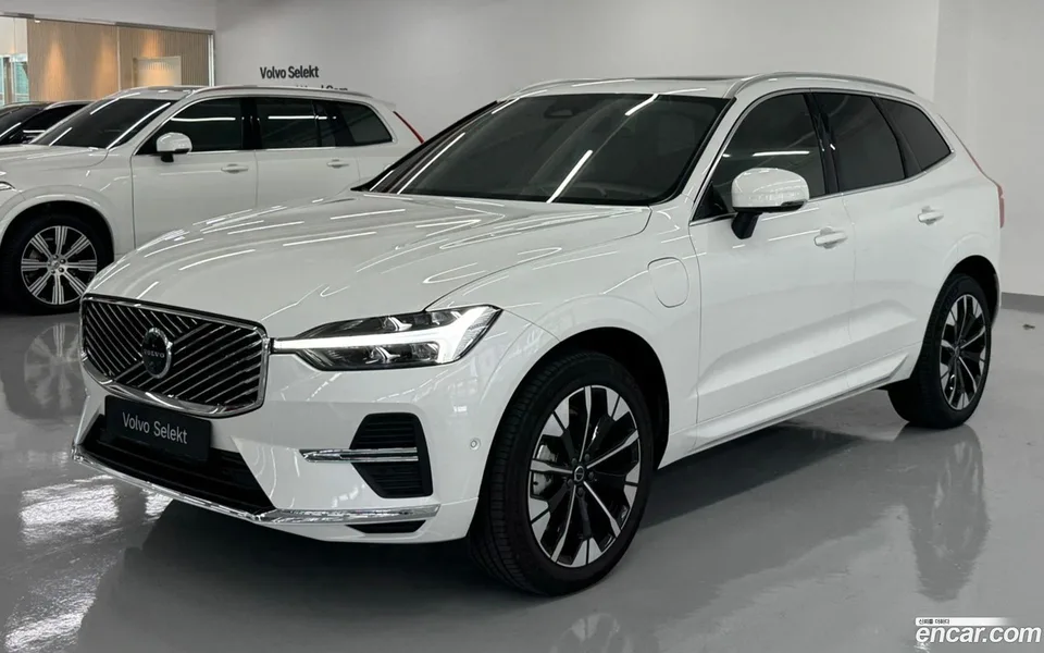 Volvo XC60 T8 2025 — photo 1, buy with delivery to Moscow