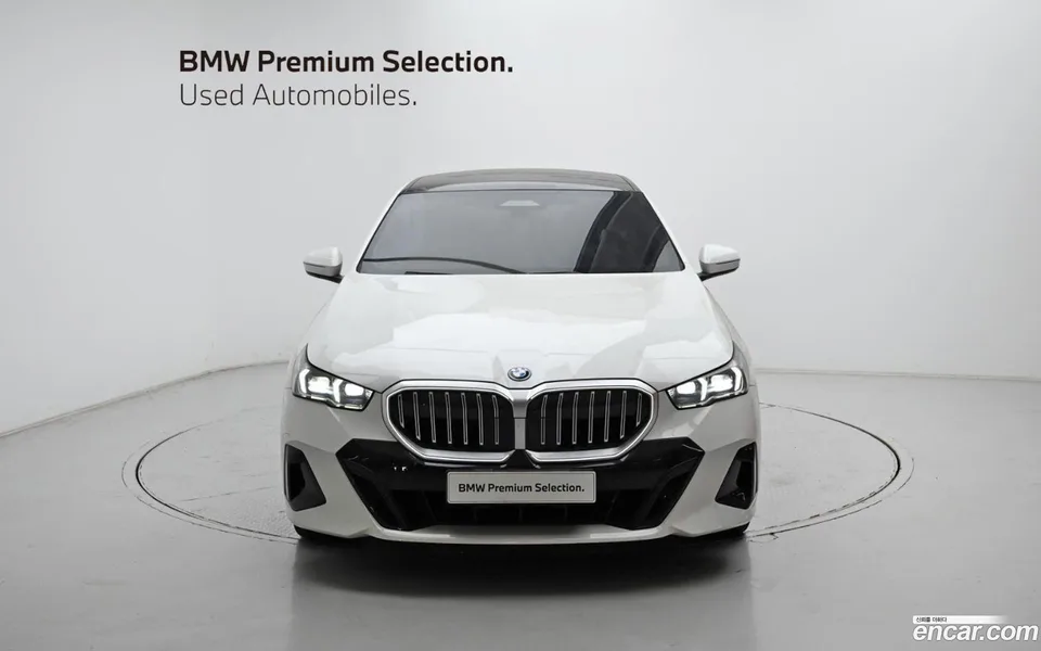 BMW 5 Series 530e xDrive M 2025 — thumbnail 3