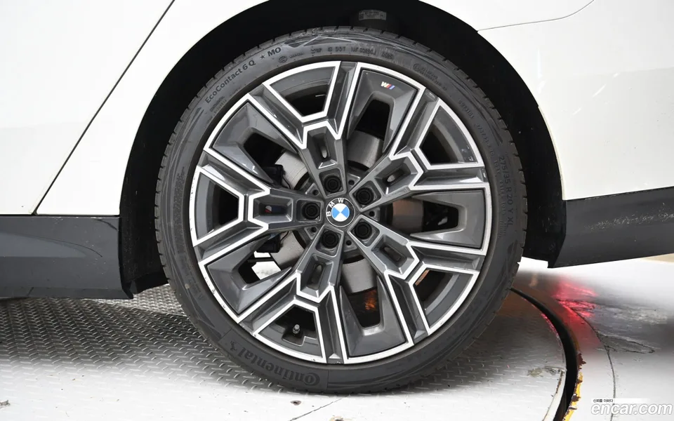 BMW 5 Series 530e xDrive M 2025 — thumbnail 5