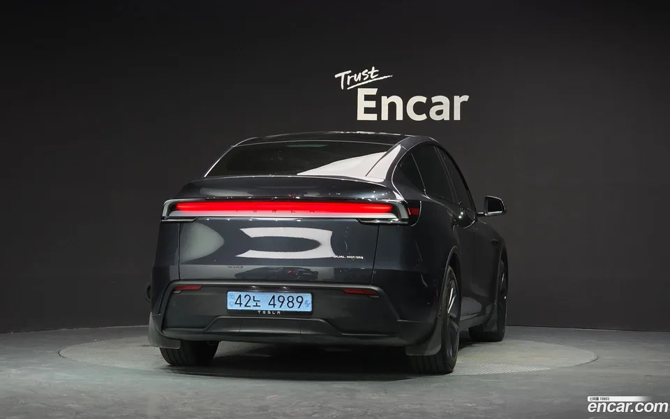Tesla Model Y AWD 2025 — thumbnail 4