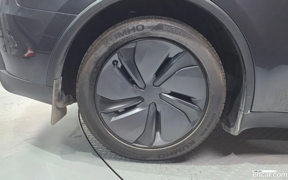 Tesla Model Y AWD 2025 — thumbnail 5