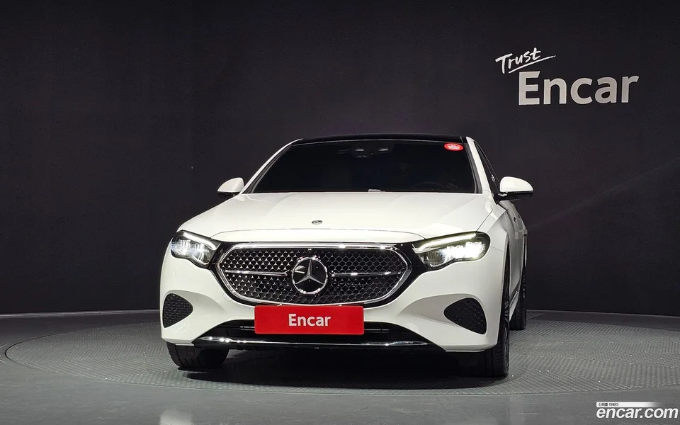 Mercedes-Benz E-Class E200 2025 — thumbnail 3