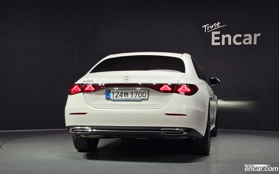 Mercedes-Benz E-Class E200 2025 — thumbnail 4
