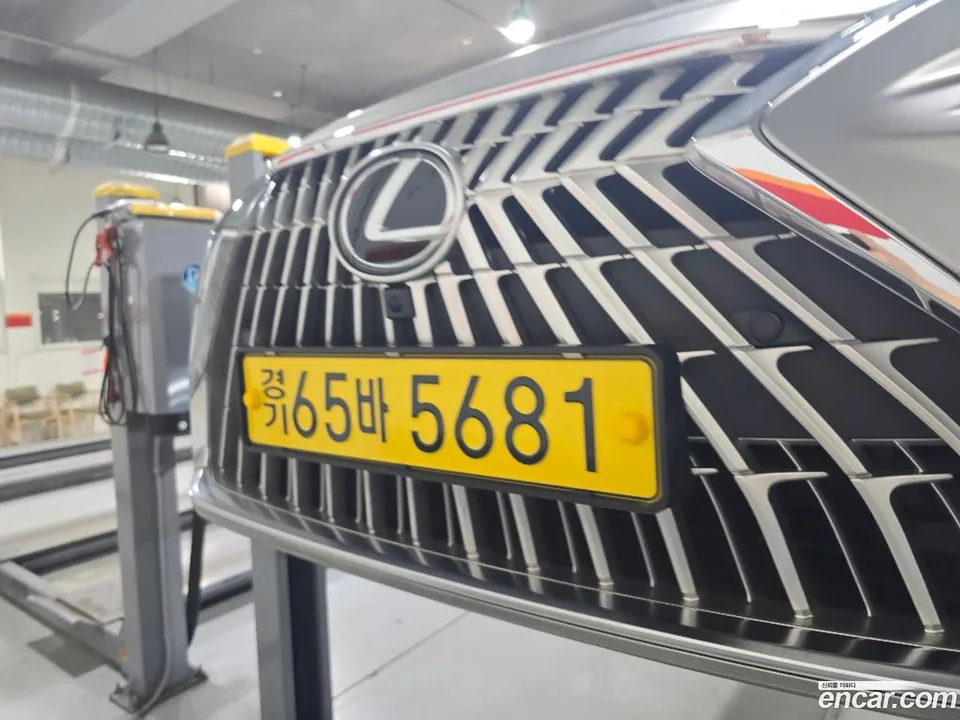 Lexus ES 300h 2025 — photo 1, buy with delivery to Moscow