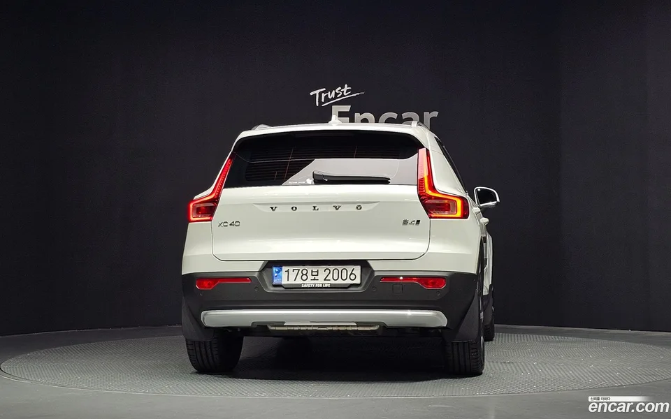 Volvo XC40 B4 2024 — thumbnail 4
