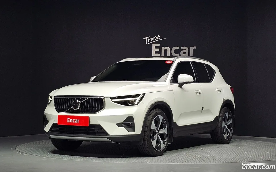 Volvo XC40 B4 2024 — photo 1, buy with delivery to Moscow