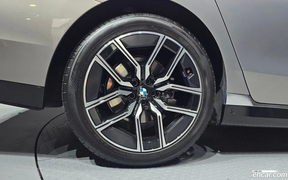 BMW 7 Series 740i xDrive M 2024 — thumbnail 2