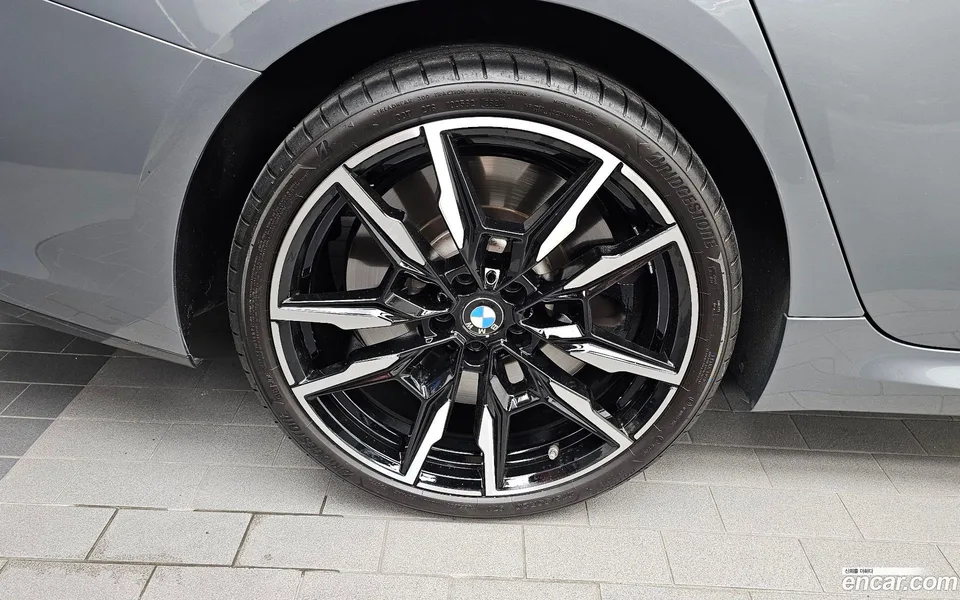 BMW 8 Series M850i xDrive 2025 — thumbnail 2