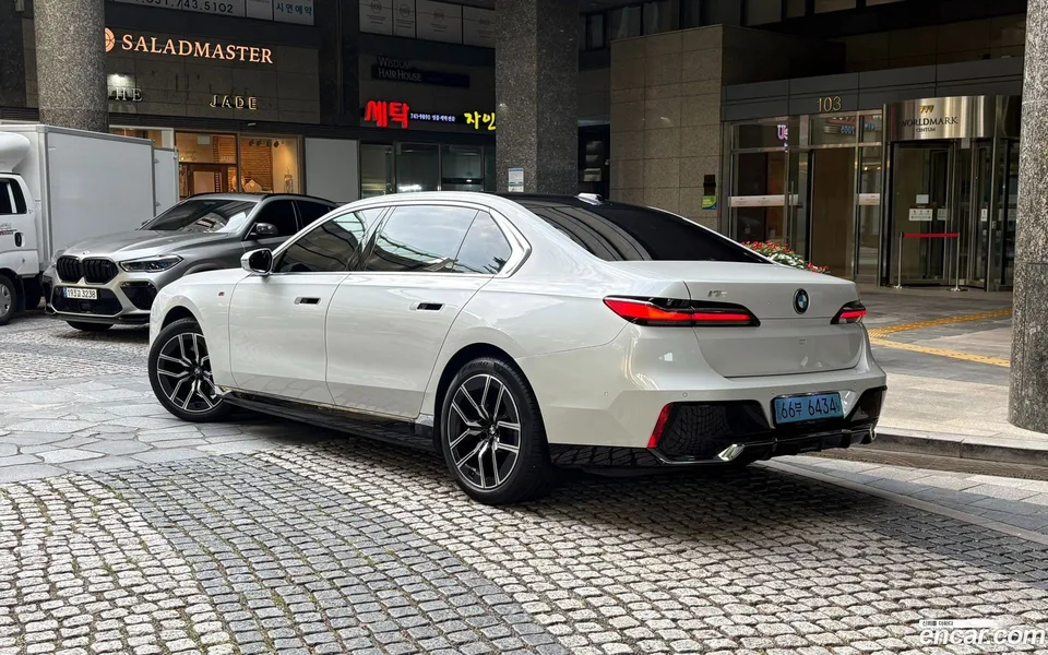 BMW i7 eDrive 50 M 2023 — thumbnail 3
