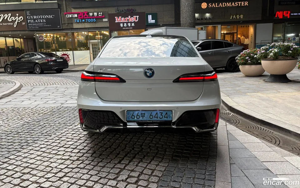 BMW i7 eDrive 50 M 2023 — thumbnail 4