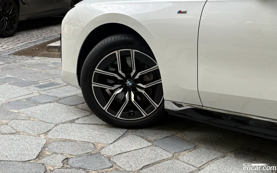 BMW i7 eDrive 50 M 2023 — thumbnail 5