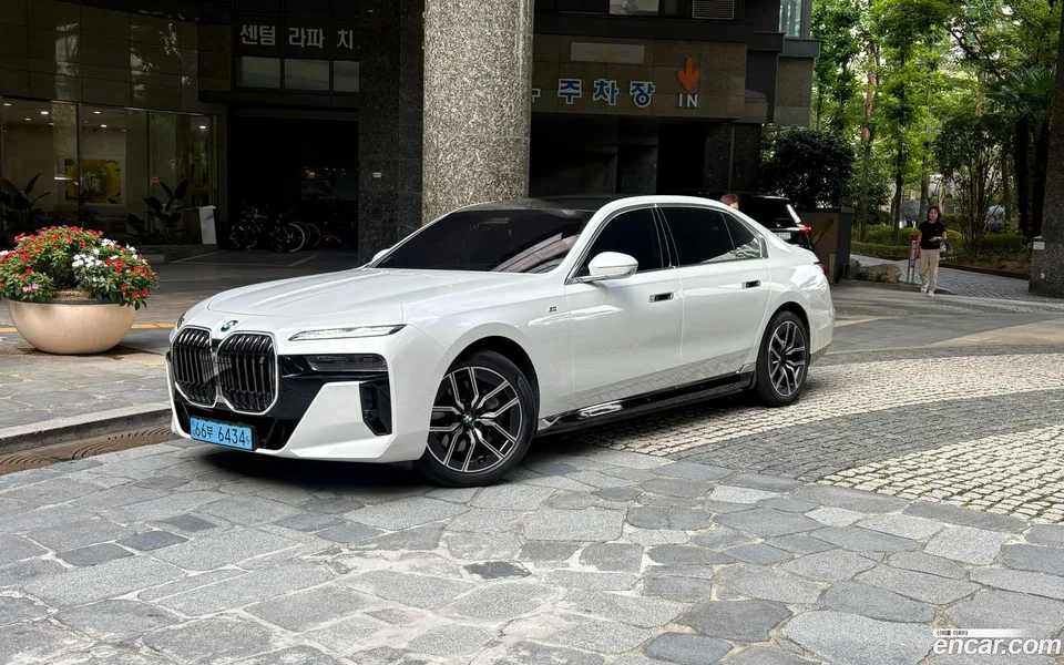 BMW i7 eDrive 50 M 2023 — photo 1, buy with delivery to Moscow