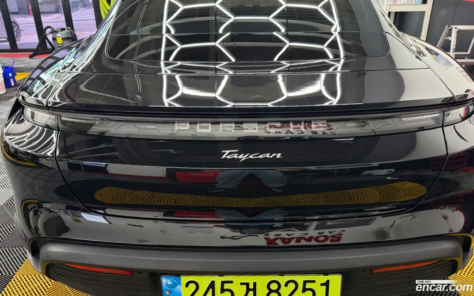 Porsche Taycan 2024 — thumbnail 4