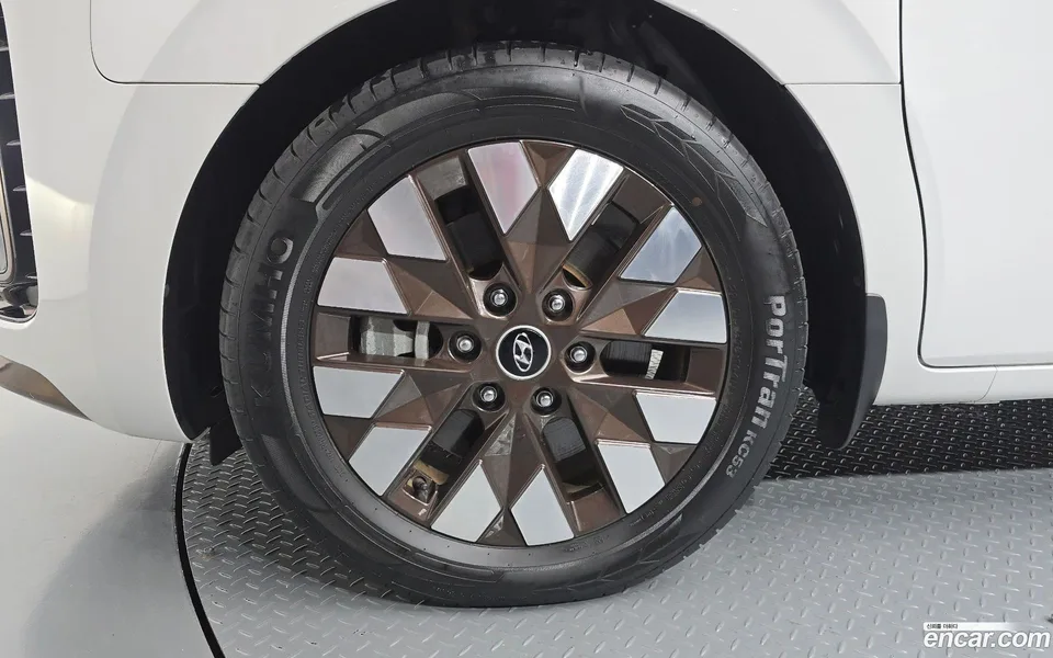 Hyundai Staria 4WD 2023 — thumbnail 2