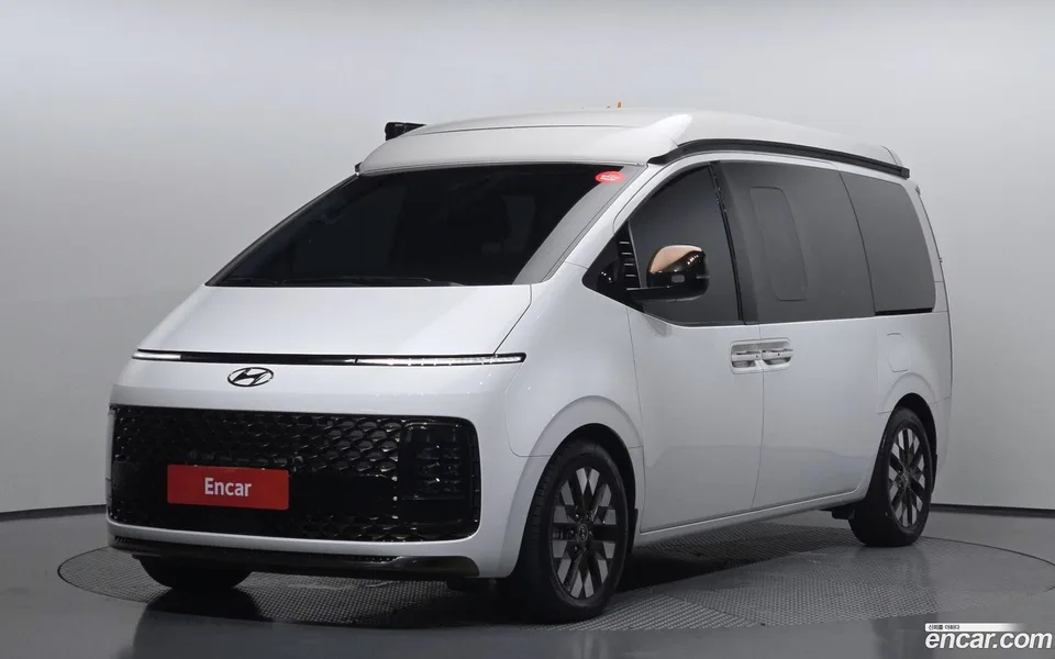 Hyundai Staria 4WD 2023 — photo 1, buy with delivery to Moscow