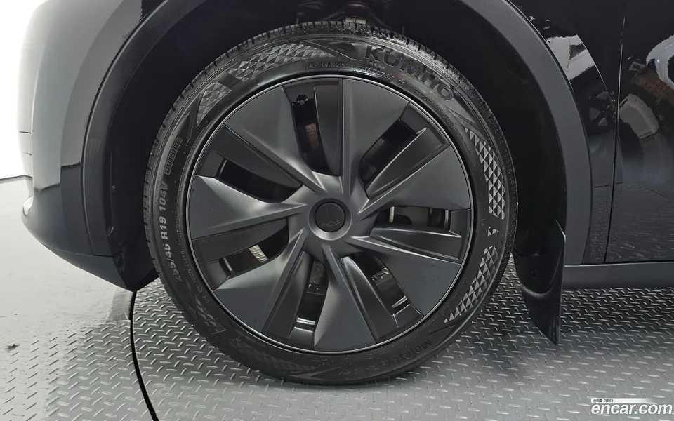 Tesla Model Y RWD 2025 — thumbnail 5