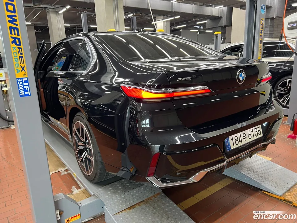 BMW 7 Series 740i xDrive M 2023 — thumbnail 3