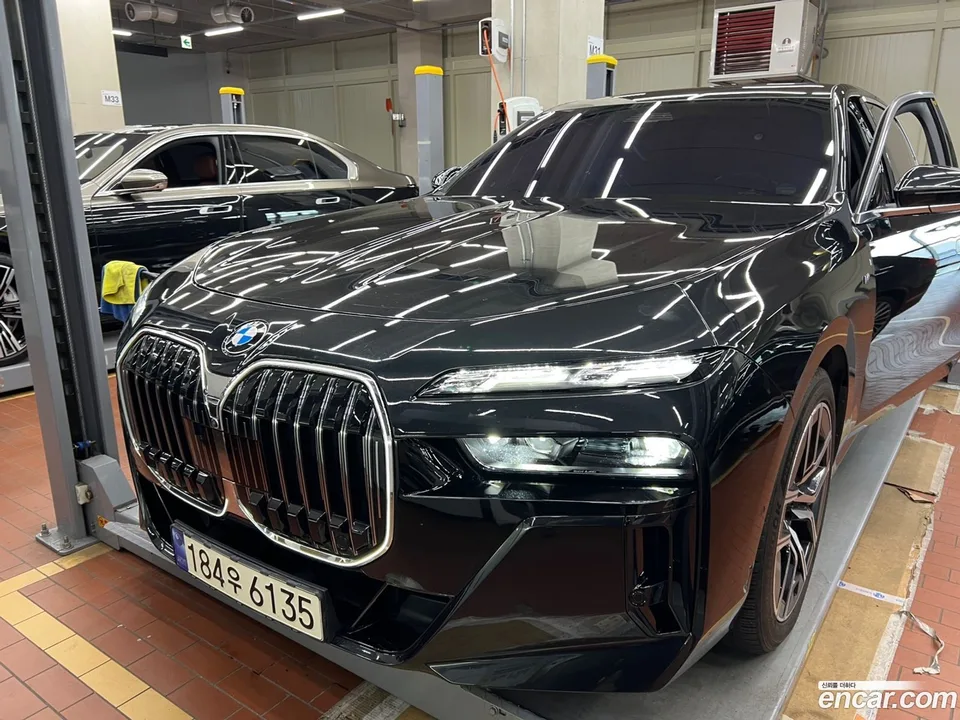 BMW 7 Series 740i xDrive M 2023 — photo 1, buy with delivery to Moscow