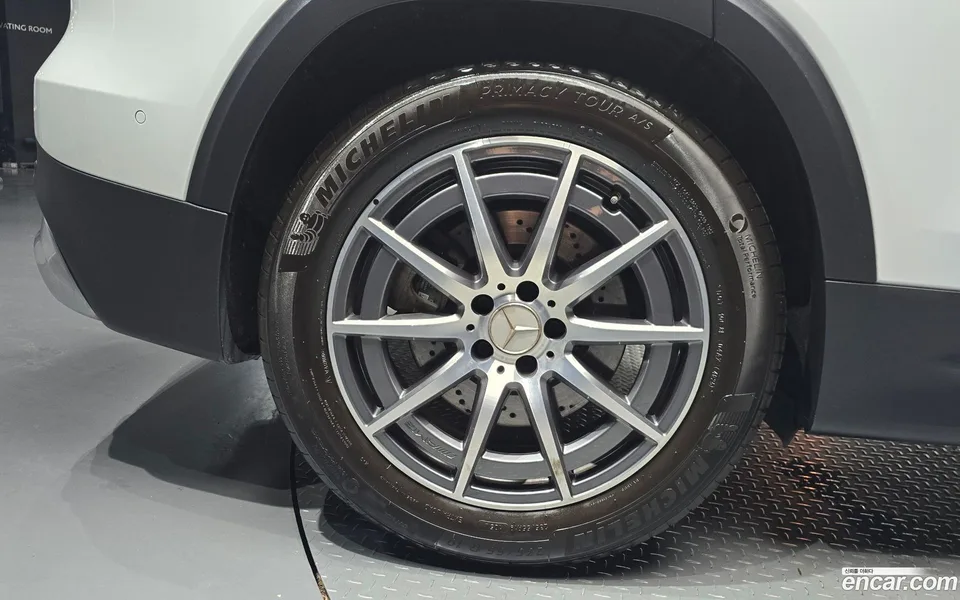Mercedes-Benz GLB-Class AMG GLB35 4MATIC 2023 — thumbnail 5