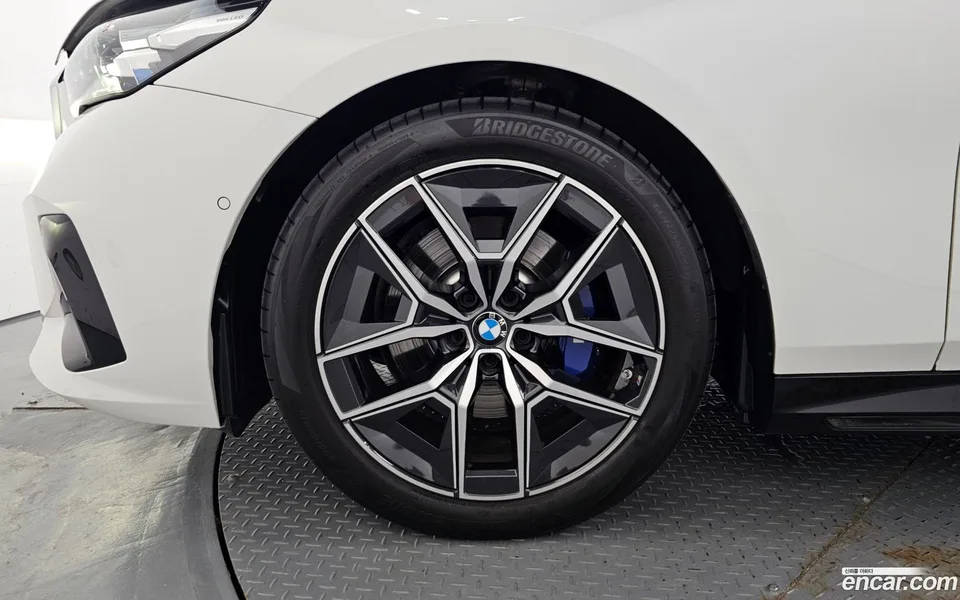 BMW 5 Series 520i M 2024 — thumbnail 2