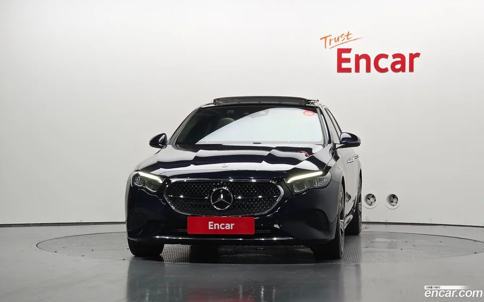 Mercedes-Benz E-Class E200 2024 — thumbnail 3