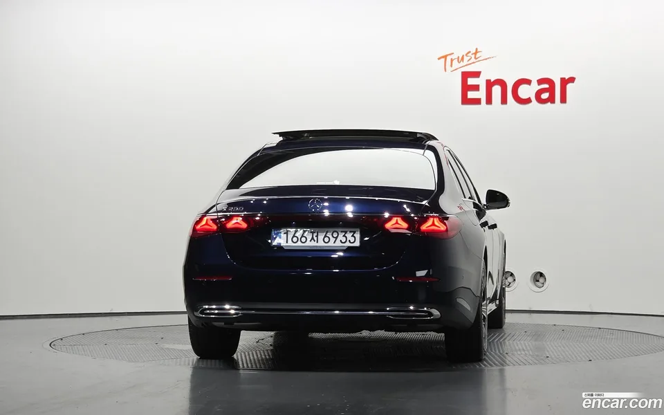 Mercedes-Benz E-Class E200 2024 — thumbnail 4