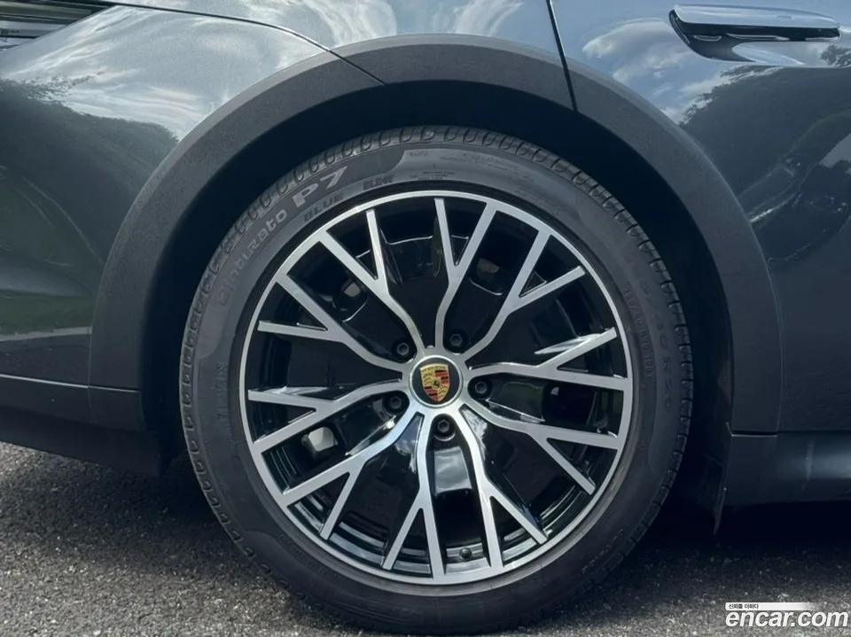 Porsche Taycan 2023 — thumbnail 2