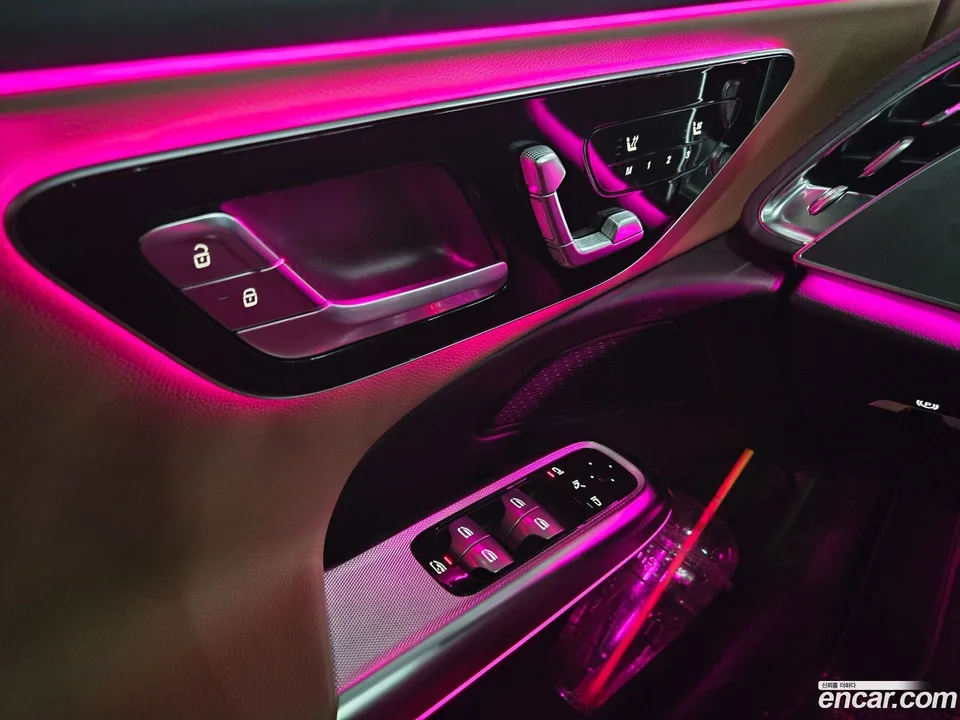 Mercedes-Benz E-Class E200 2025 — thumbnail 2