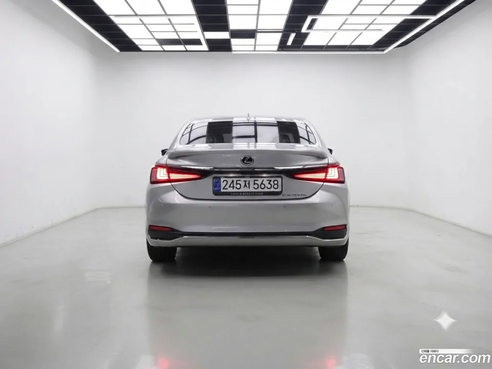Lexus ES 300h 2025 — thumbnail 4