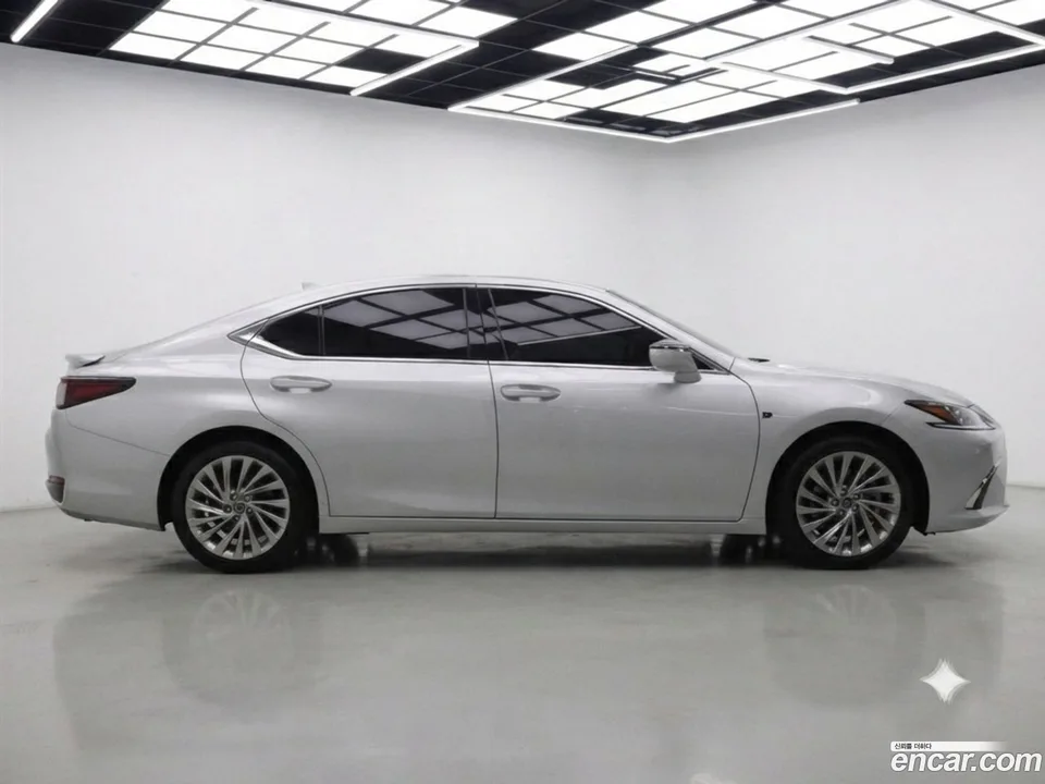 Lexus ES 300h 2025 — thumbnail 5