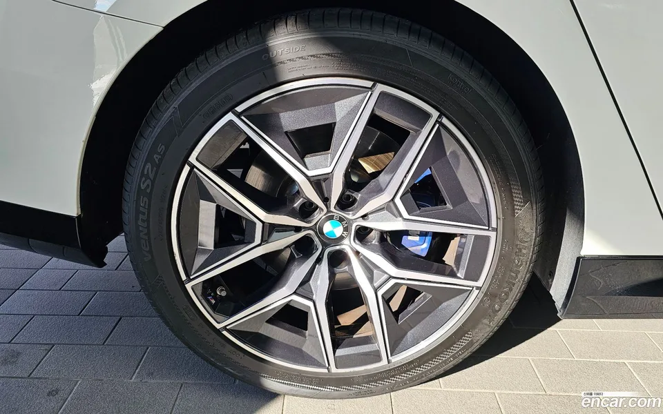 BMW 5 Series 520i M 2024 — thumbnail 2