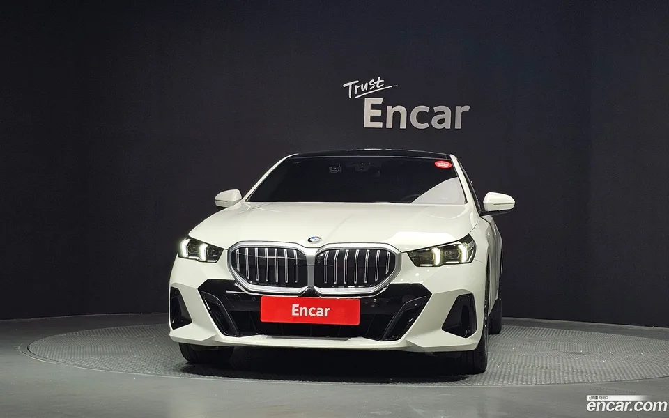 BMW 5 Series 520i M 2024 — thumbnail 3